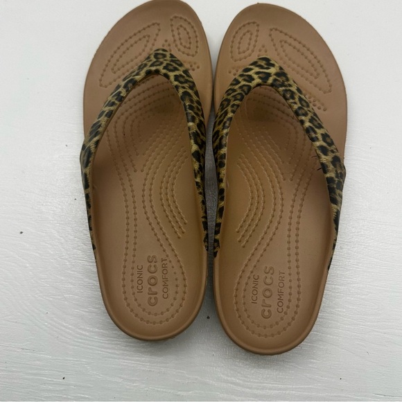 CROCS Women's Kadee II Leopard Flip Flop Women's Sandals Ionic Comfort - Picture 8 of 8